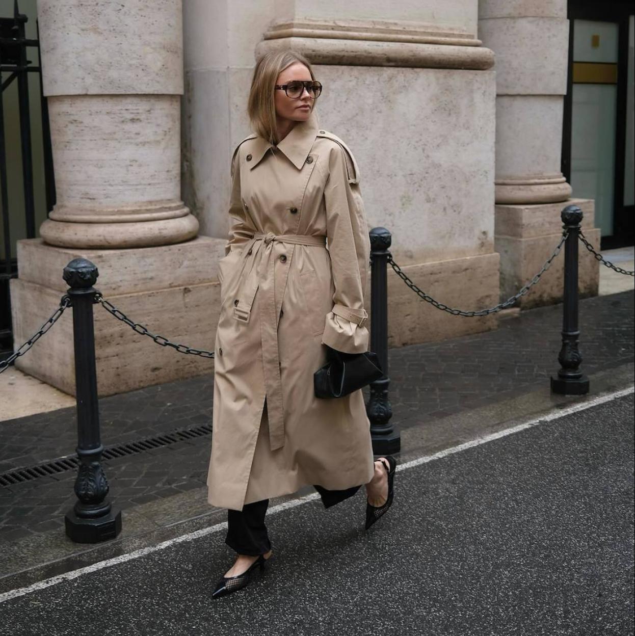 Influencer con gabardina clásica para otoño