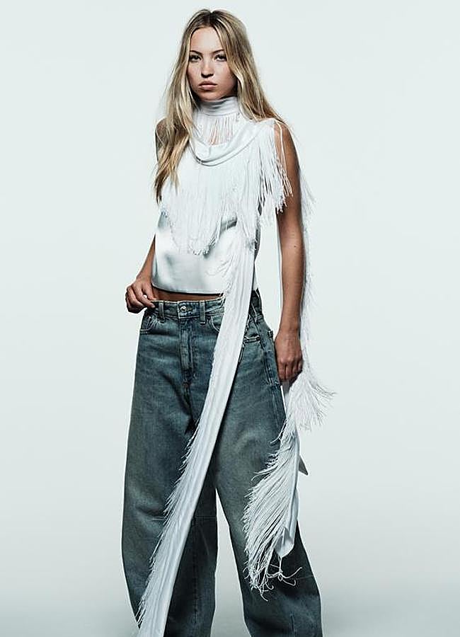 Imagen - Lila Moss combina vaqueros balloon con top arreglado en la web de Zara.