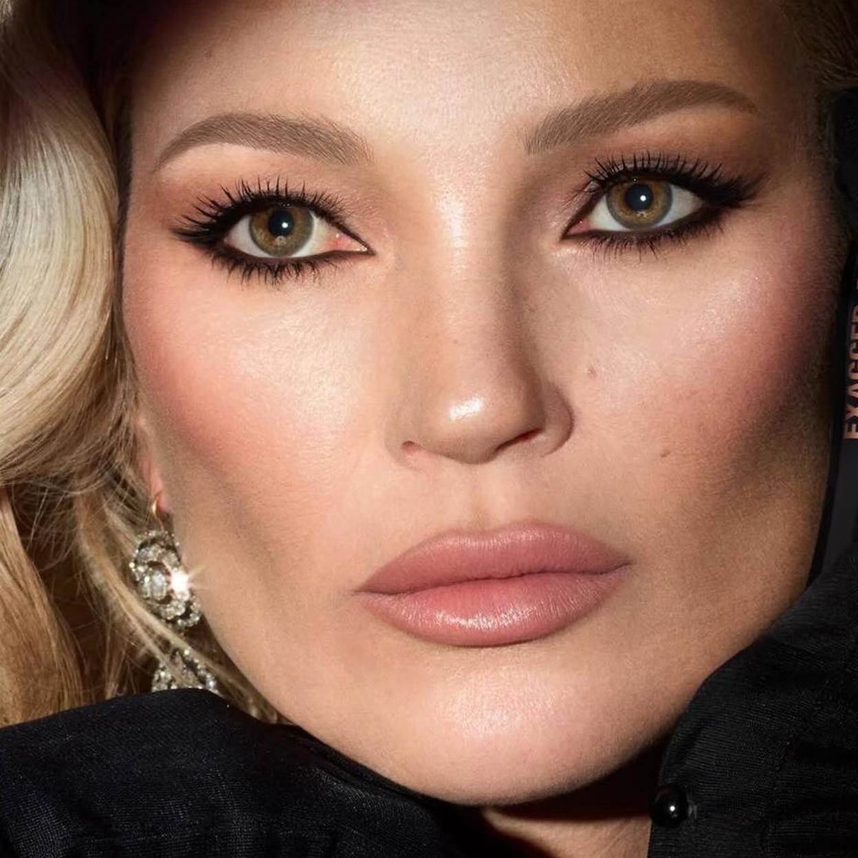 Kate Moss con máscara de pestañas efecto volumen