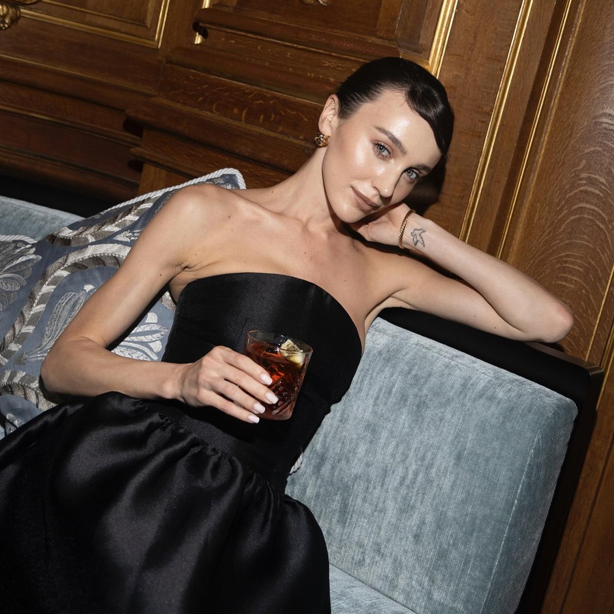 Estos son los vestidos negros midi que llevarás en otoño.