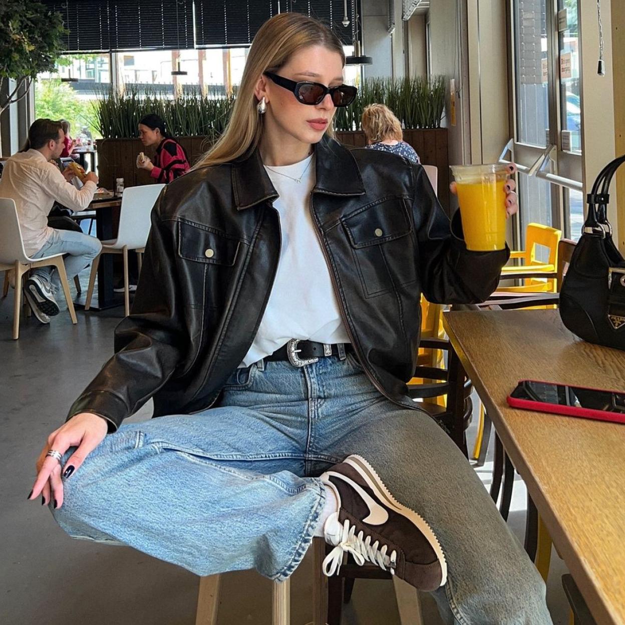 Influencer con las zapatillas Nike Cortez