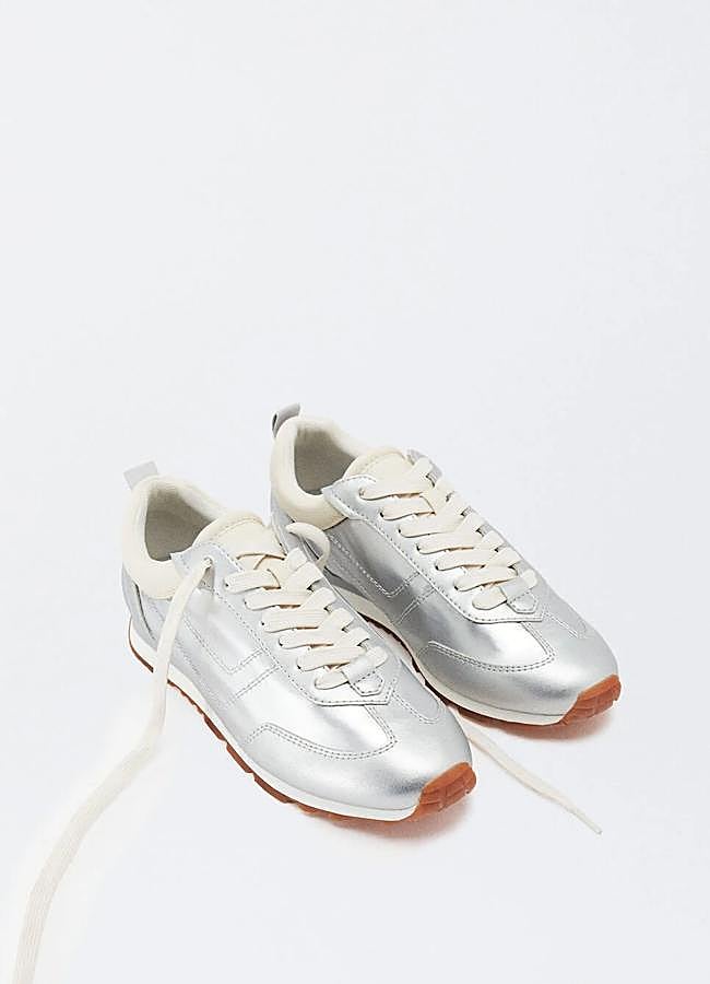 Imagen - Zapatillas en color plateado de Parfois.
