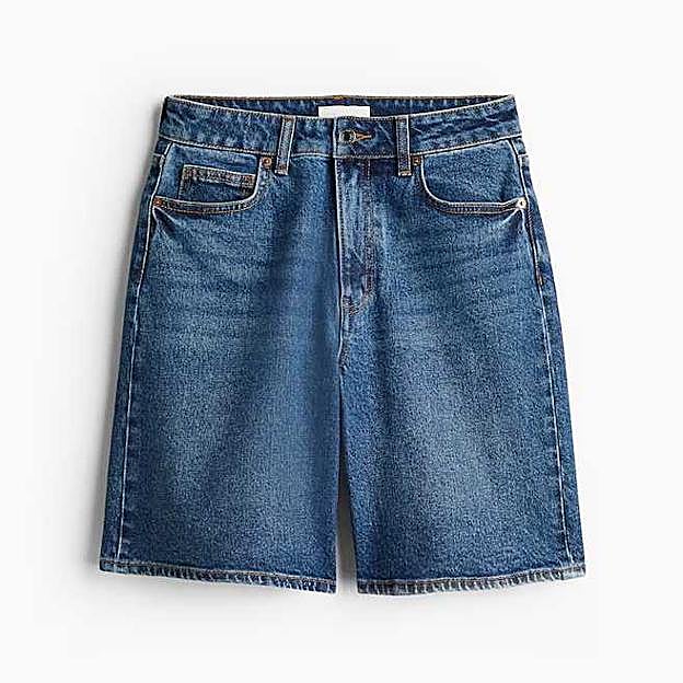 Imagen principal - Bermudas en denim de H&M (15,99€)/ Jersey punto abalorios lentejuelas de Zara (49,95€)/ Botas de mujer de piel altas con lengüetas de Aloha (340€ en El Corte Inglés)