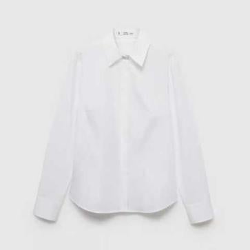 Imagen secundaria 1 - Bermudas cuero negro de Claudie Pierlot (237€)/ Camisa blanca entallada algodón de Mango (22,99€)/ Mocasín piel detalle metálico de Mango (49,99€)