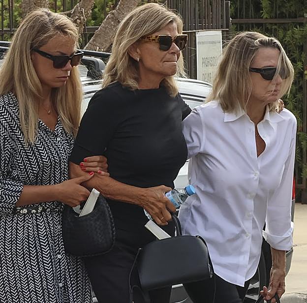 Cari Lapique con Carla Goyanes y Miriam Lapique. 