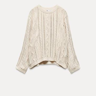 Imagen secundaria 1 - Bermudas en denim de H&M (15,99€)/ Jersey punto abalorios lentejuelas de Zara (49,95€)/ Botas de mujer de piel altas con lengüetas de Aloha (340€ en El Corte Inglés)