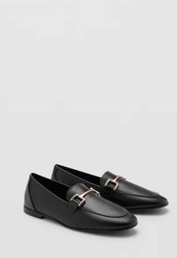 Imagen secundaria 2 - Bermudas cuero negro de Claudie Pierlot (237€)/ Camisa blanca entallada algodón de Mango (22,99€)/ Mocasín piel detalle metálico de Mango (49,99€)