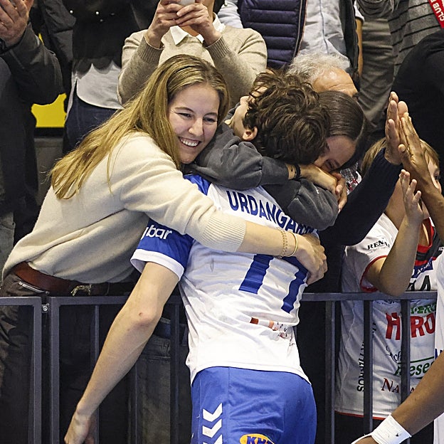 La joven aristócrata y su amiga Victoria Federica abrazan a Pablo Urdangarin, primo de ambas, en un partido de Balonmano. 