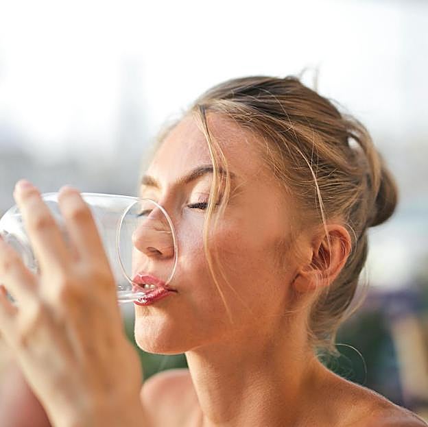 Beber agua en ayunas es un buen modo de acelerar el metabolismo. 