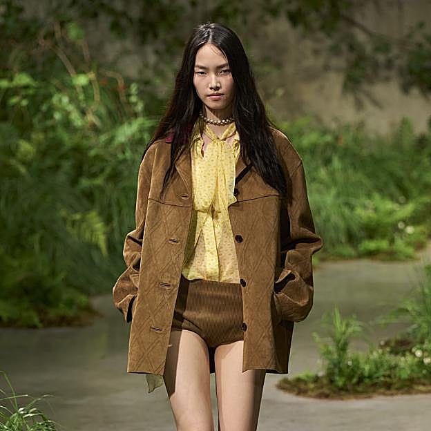 Imagen principal - Looks de Gucci con cazadora de ante.