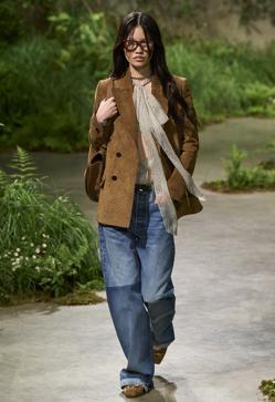 Imagen secundaria 2 - Looks de Gucci con cazadora de ante.