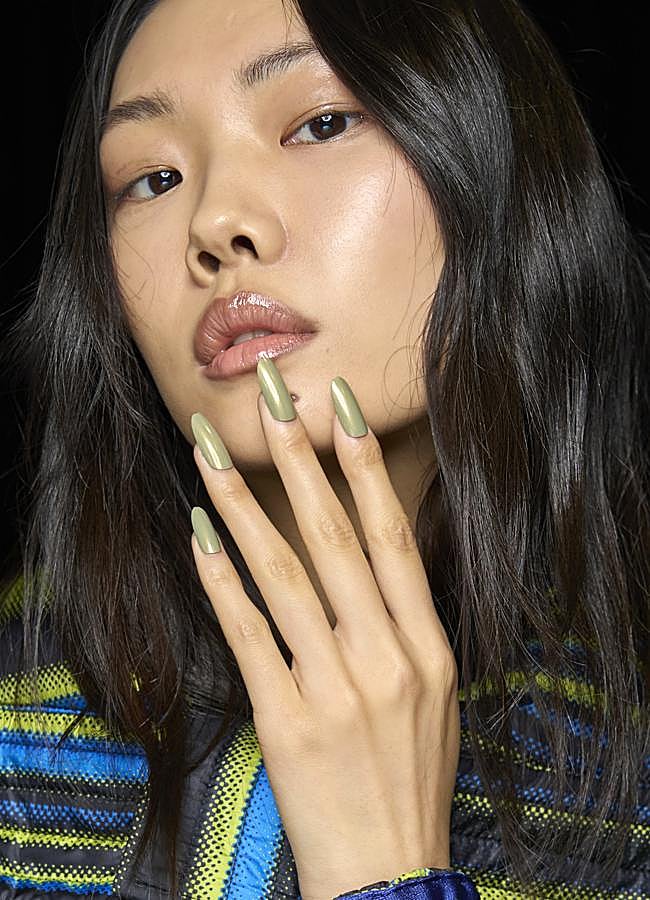 Imagen - Manicura en color verde. Foto: Launchmetrics spotlight.