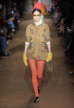 Imagen secundaria 2 - Looks de MIu Miu, con cazadora de ante con pedrería. El segundo, con Ángela Molina.