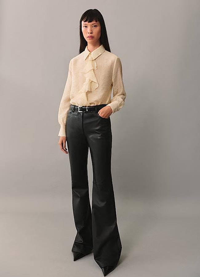 Imagen - Look tendencia western con camisa de volantes y pantalones efecto piel