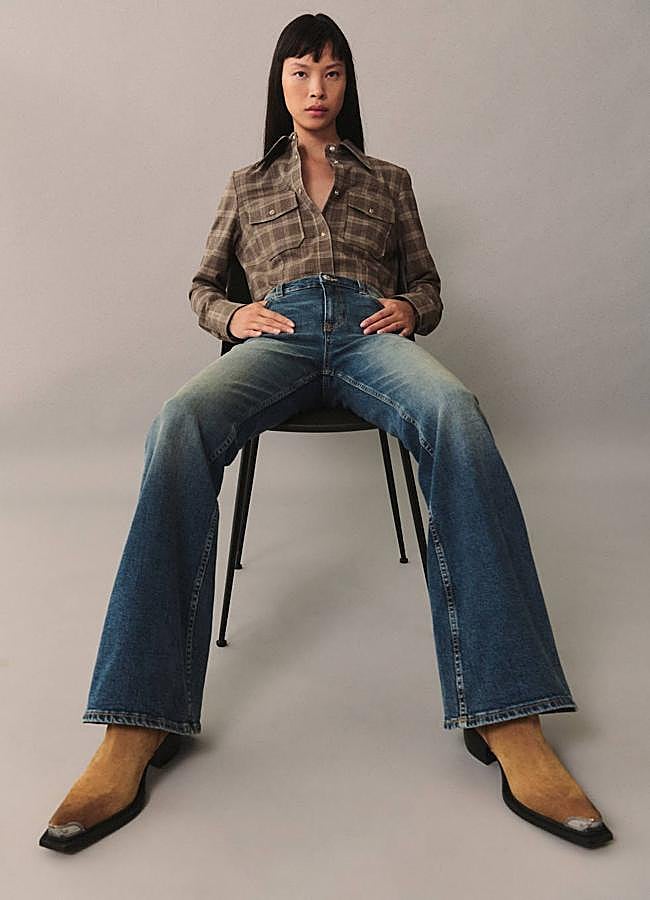 Imagen - Look western con camisa de cuadros, vaqueros y botines cowboy de piel