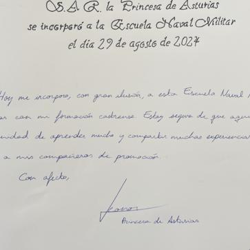 Imagen secundaria 1 - Leonor firmó en el libro de honor de la Escuela Naval de Marín y visitó algunas de las instalaciones en las que se iniciará en la mecánica de la navegación. 
