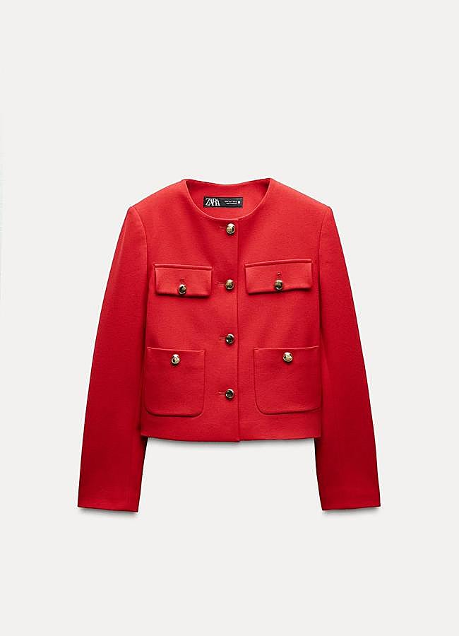 Imagen - Chaqueta corta en rojo de Zara.