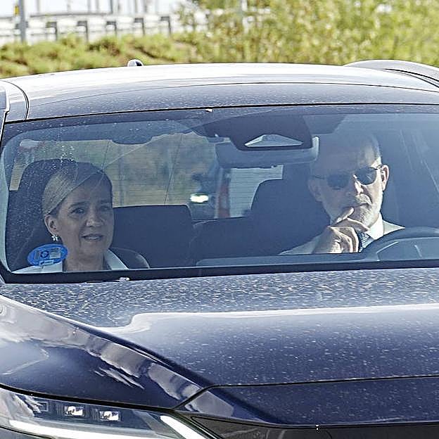 La foto sorpresa de la reconciliación en la boda de Victoria López-Quesada: el rey Felipe llega al enlace de su ahijada con la infanta Cristina