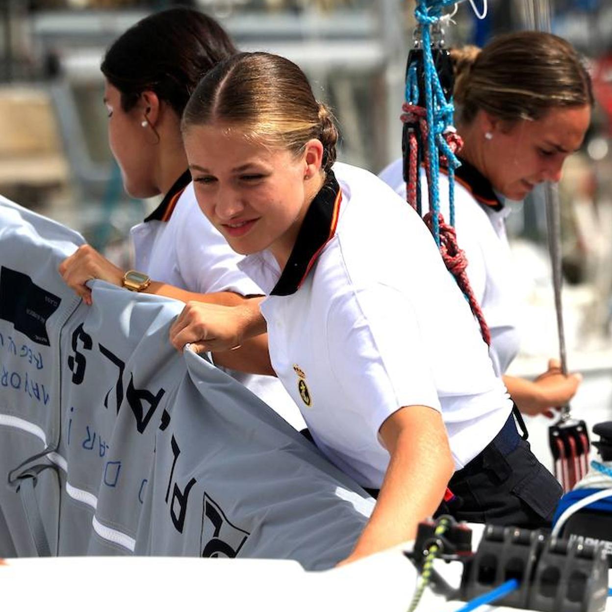 En su segundo día en la Escuela Naval de Marín, Leonor ya tuvo que vérselas con las pesadas velas de una embarcación. 