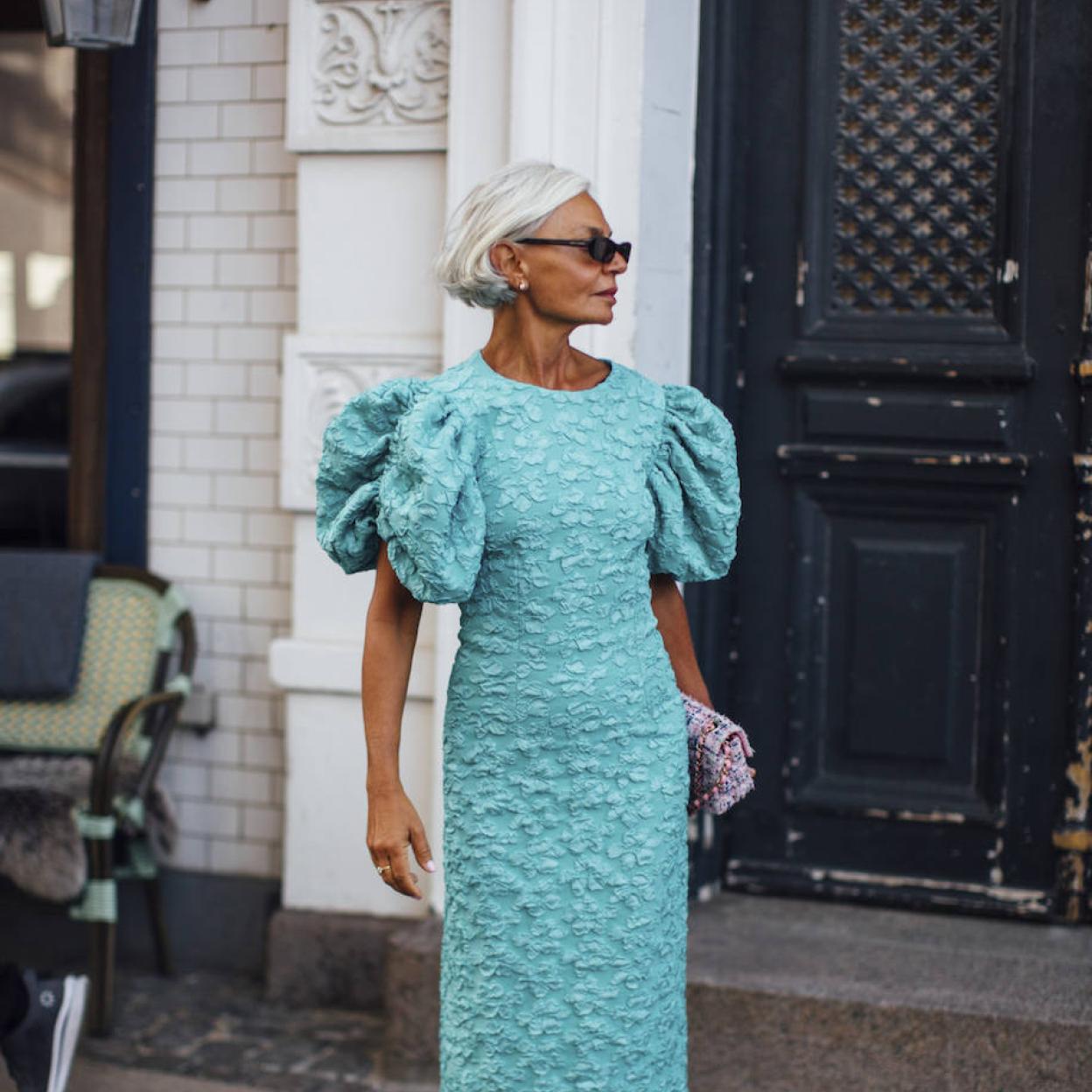 Influencer mayor de 50 con pelo gris