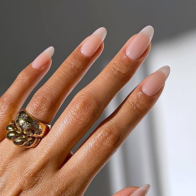 Uñas en color nude o semitransparente para otoño 2024
