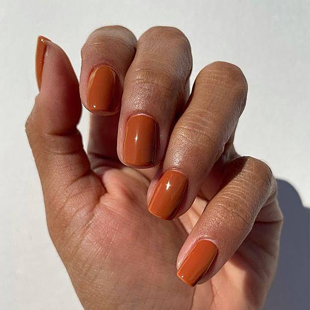Color de uñas tendencia para otoño 2024 naranja quemado o calabaza