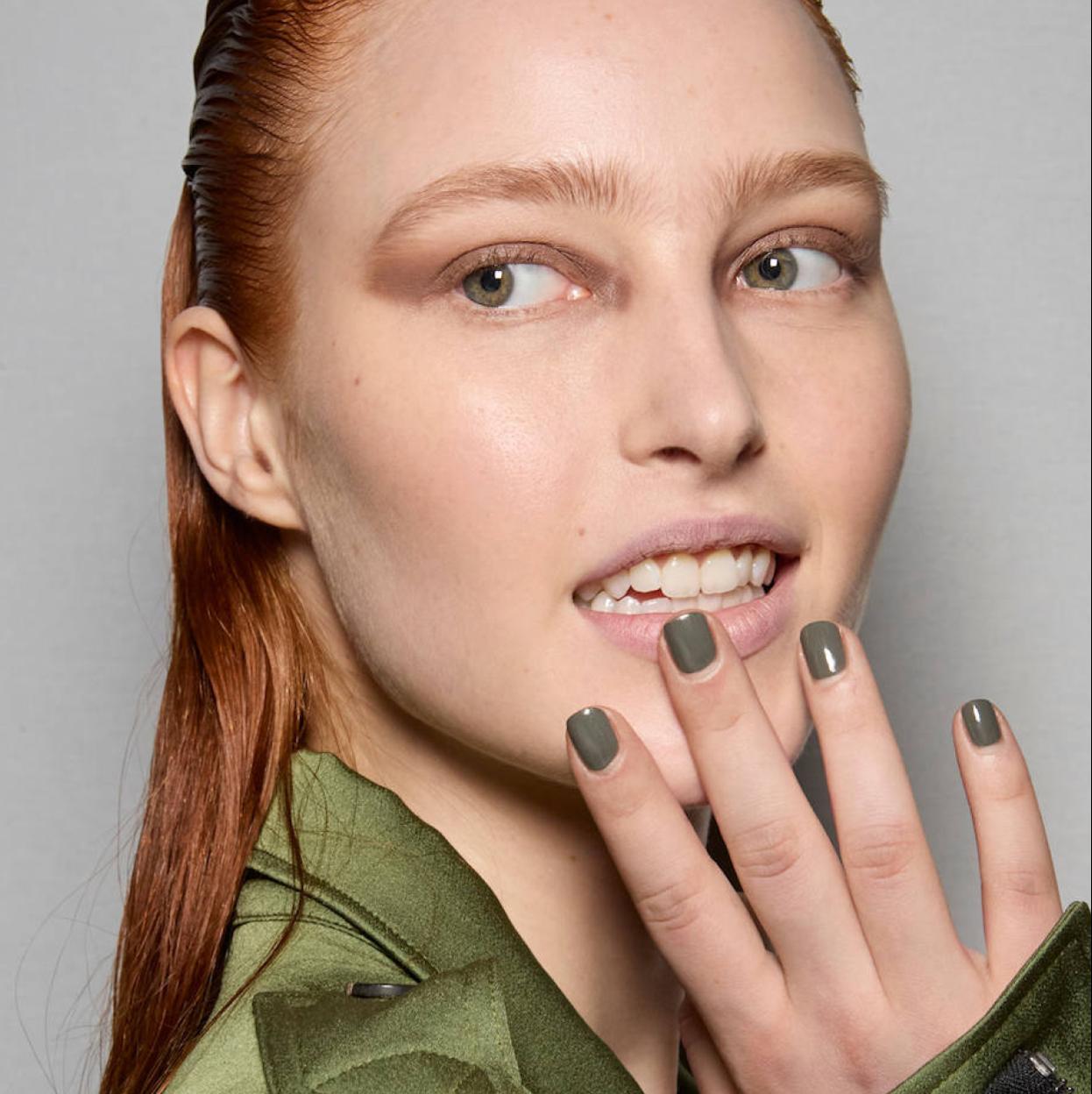 Modelo con color de uñas para otoño 2024