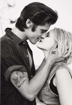 Imagen secundaria 2 - Hailey Bieber, Gigi Hadid y Drew Barrymore con Werner Schreyer, en campañas para Guess.