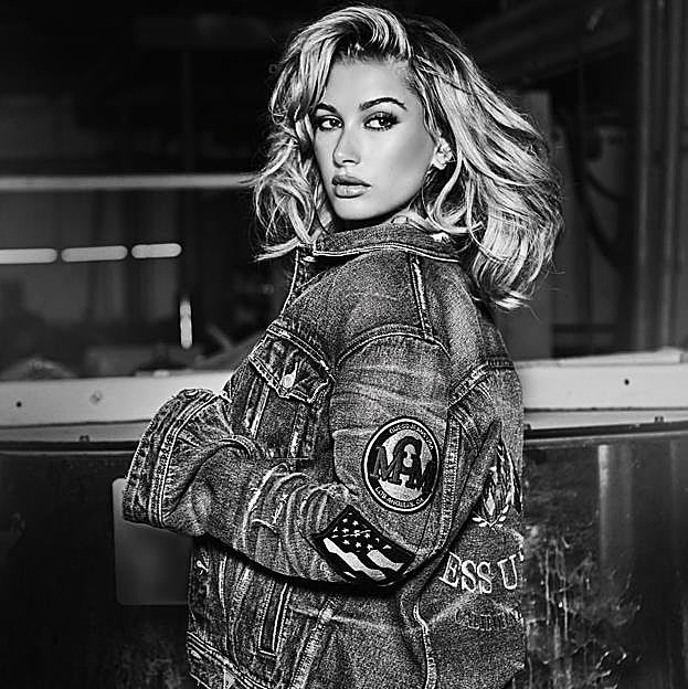 Imagen principal - Hailey Bieber, Gigi Hadid y Drew Barrymore con Werner Schreyer, en campañas para Guess.