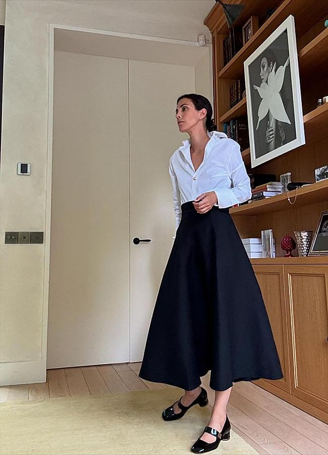 Imagen - Sassa de Osma con camisa blanca y falda negra. Foto: @sassadeo.