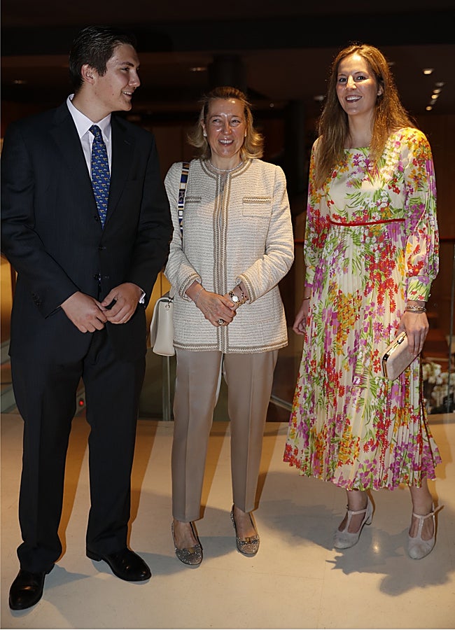 Imagen - Cristina de Borbón-Dos Sicilias, acompañada de sus hijos Pedro y Victoria, luce una chaqueta de tweed y pantalón de vestir. Gtres.