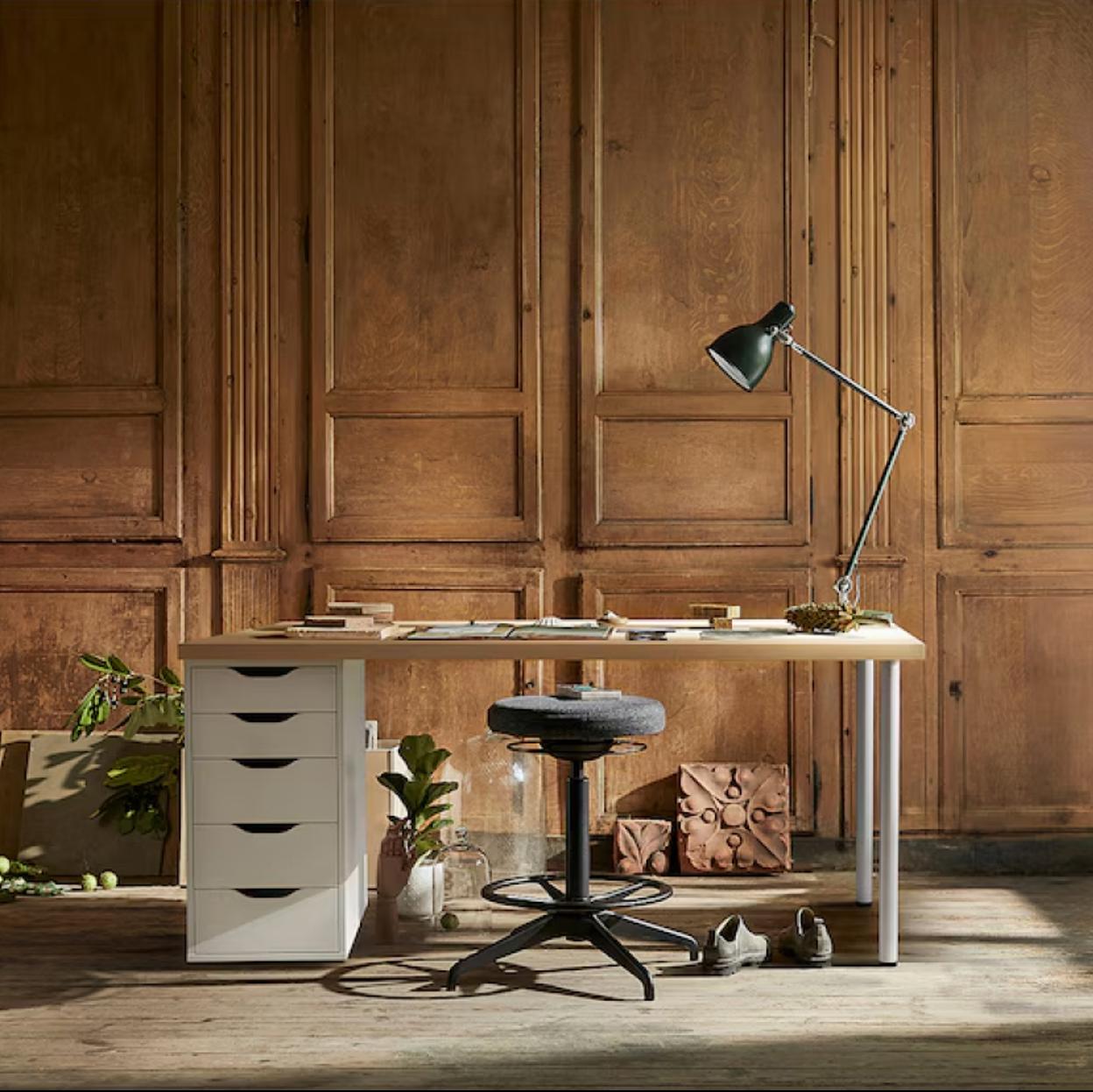 El conjunto LAGKAPTEN / ALEX, con escritorio efecto roble y blanco,de 140x60 cm, está rebajado a 121 euros en IKEA.