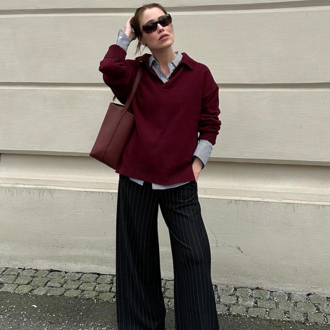 Look con tonos granates