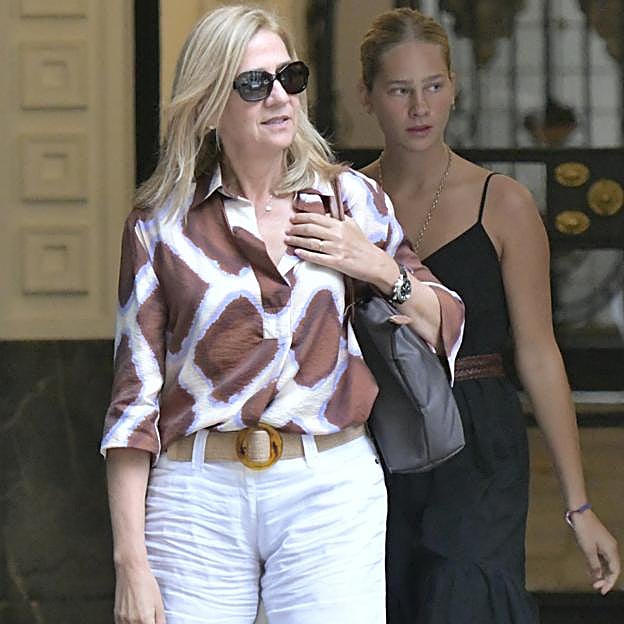 El look tendencia de la infanta Cristina en su tarde de compras con Irene Urdangarin: camisa estampada y el bolso shopper más viral