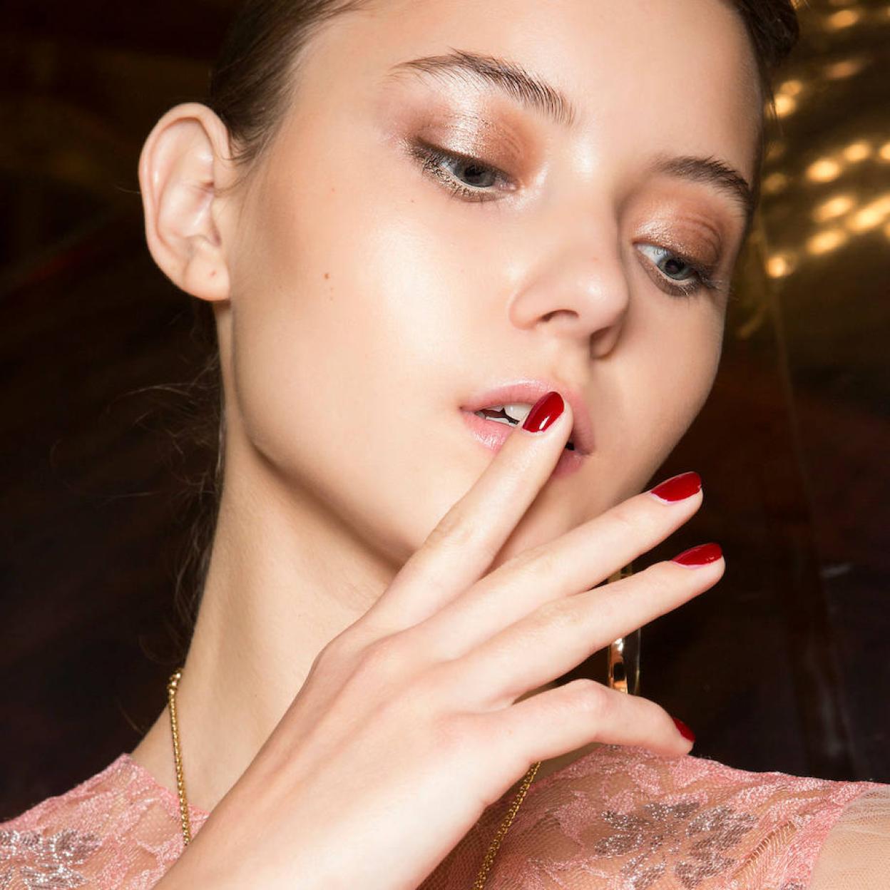 Modelo con uñas grandmacore