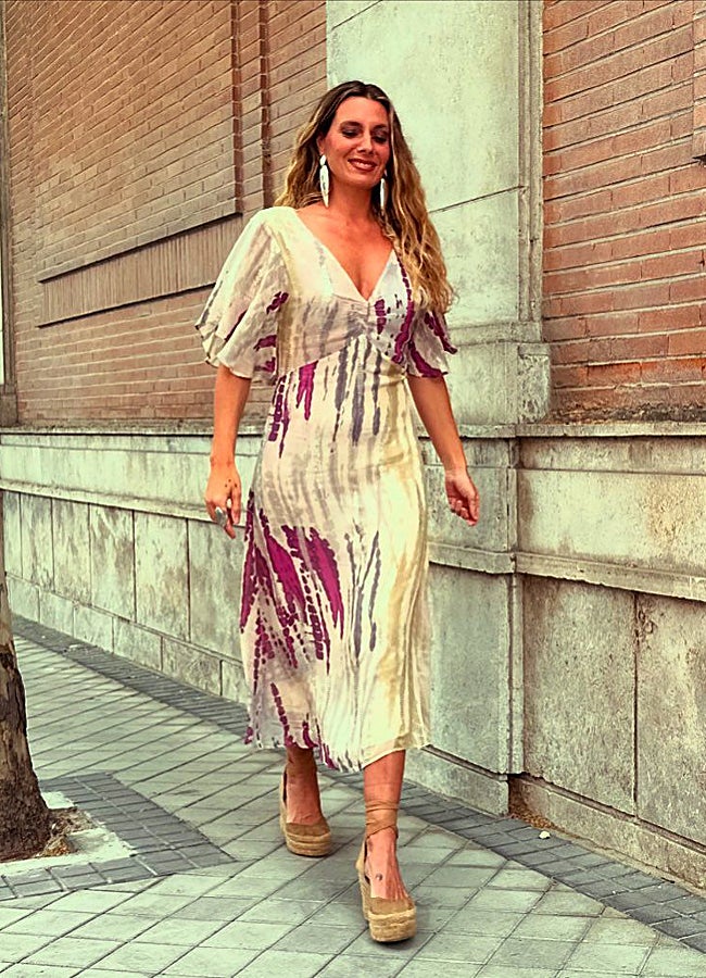 Imagen - La interiorista y diseñadora, con vestido bohemio y alpargatas. INSTAGRAM @ALEJANDRA_OSBORNE