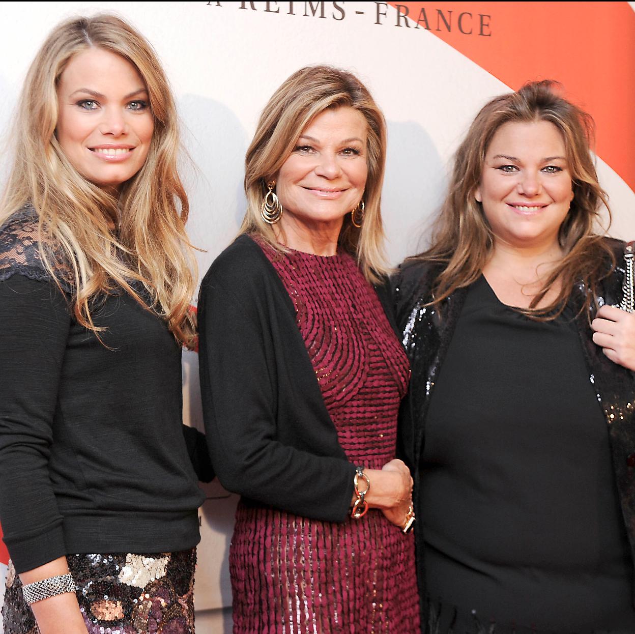 Las hermanas Goyanes, Caritina y Carla, con su madre, Cari Lapique. 