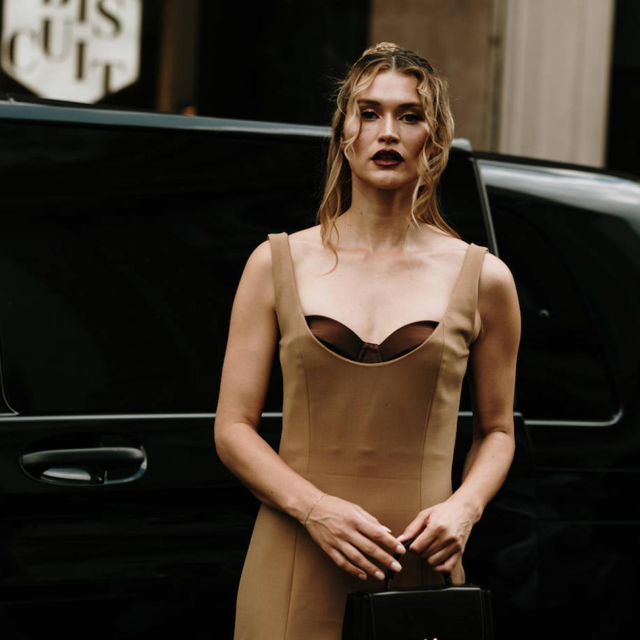 Influencer con pintalabios tendencia para otoño