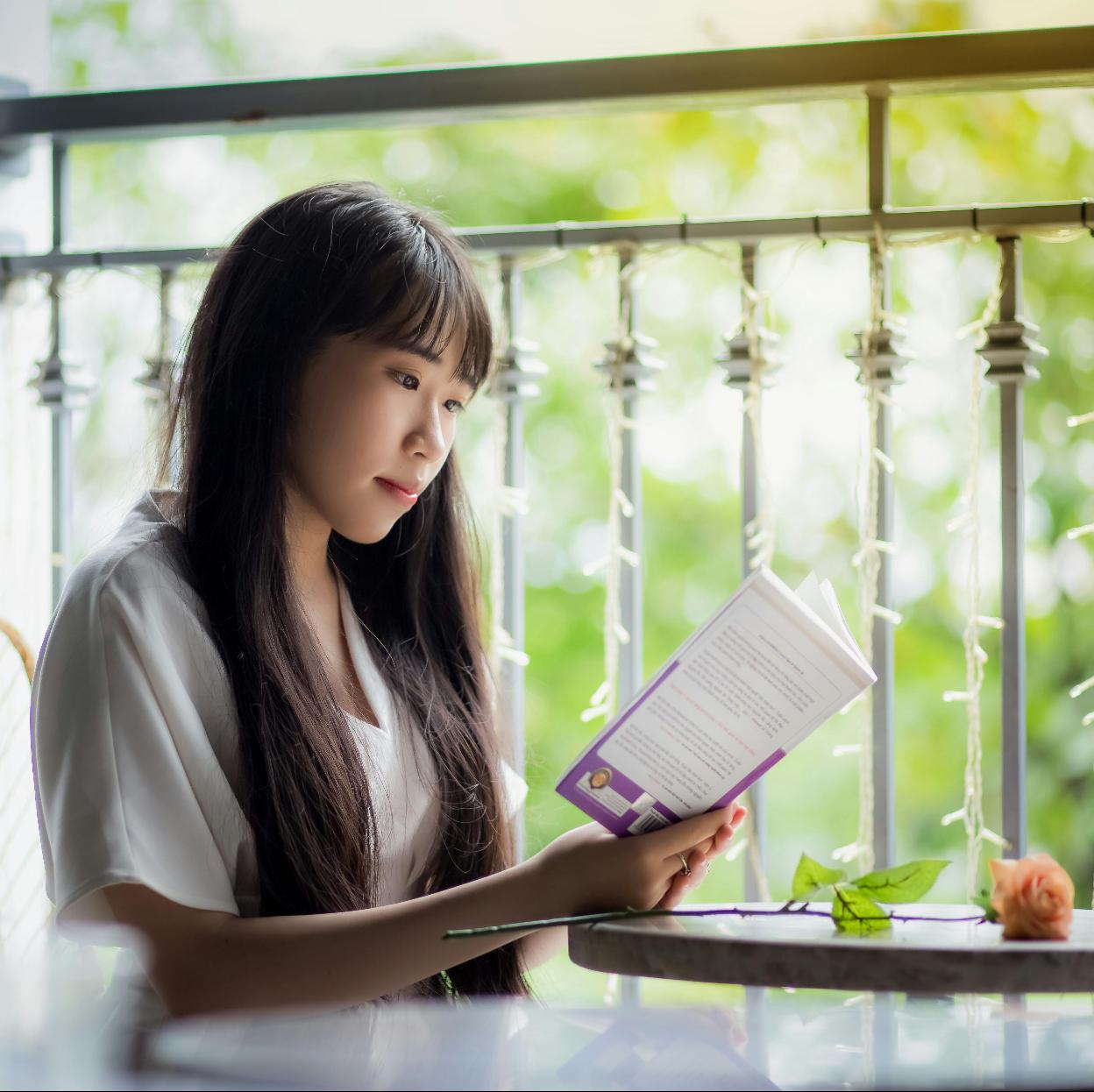 Septiembre es un mes repleto de novedades editoriales y son muchas las novelas románticas que podemos leer, como en la foto, en un agradable entorno. 