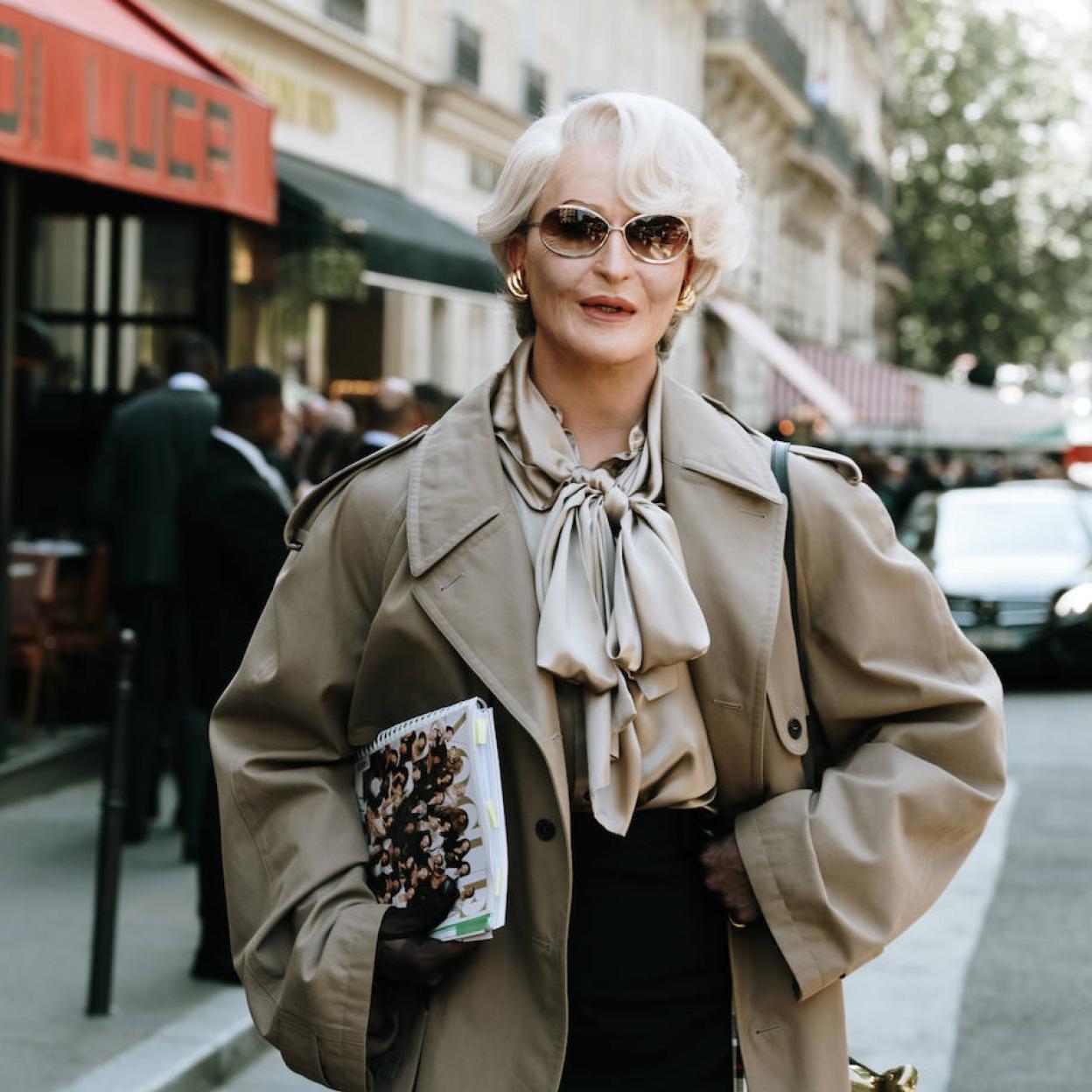 Influencer de más de 60 con corte de pelo para mujer tendencia en 2024