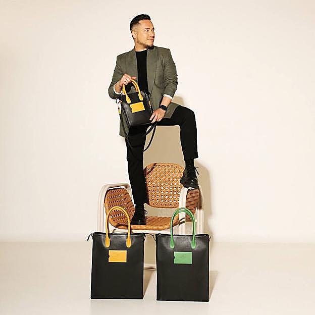 Daniel Chong con sus bolsos.