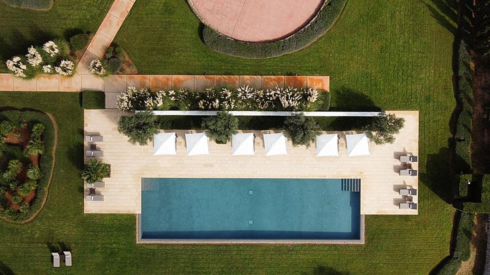 Vista aérea de la piscina de Torralbenc, en Menorca.