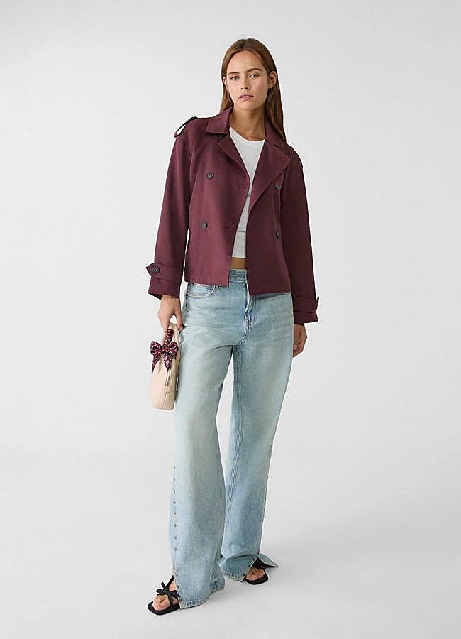 Imagen - Trench corto con cinturón de Stradivarius (29,99€)