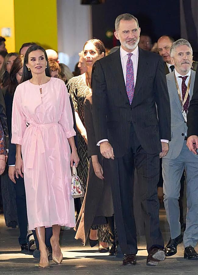 Imagen - La reina Letizia con vestido de Moisés Nieto en ARCO 2023. Foto: LIMITED PICTURES.