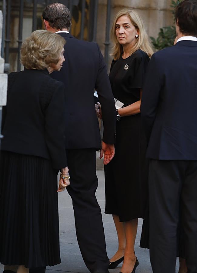 Imagen - La reina Sofía (de espaldas) y la infanta Cristina en el funeral de Juan Gómez-Acebo. FOTo: Limited Pictures.