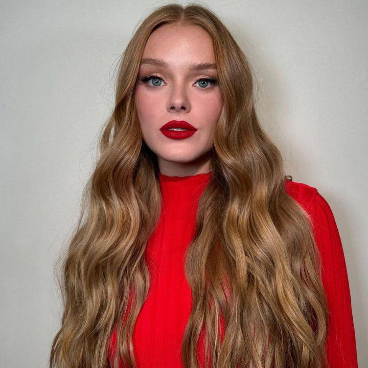 Abigail Cowen con cabello largo y con volumen