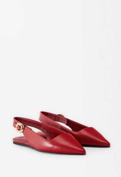 Imagen secundaria 2 - Vaquero de mujer acampanado de Maje (215€ en El Corte Inglés)/ Chaqueta punto botones tacto suave de Stradivarius (22,99€)/ Bailarinas de mujer de piel destalonadas con hebilla en liso de Parfois (35,99€ en El Corte Inglés)