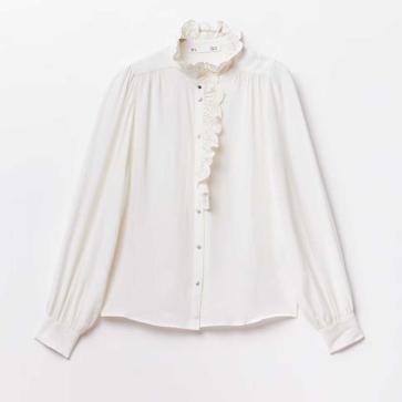 Imagen secundaria 1 - Vaquero acampanado de mujer cinco bolsillos de Simorra (98€ en El Corte Inglés)/ Blusa volante tapeta de Sfera (25,99€ en El Corte Inglés)/ Babies Paula en estampado de leopardo de Sézane (165€)