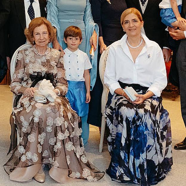 La infanta Cristina y la reina Sofía, en la foto oficial de la boda de Victoria López-Quesada. 
