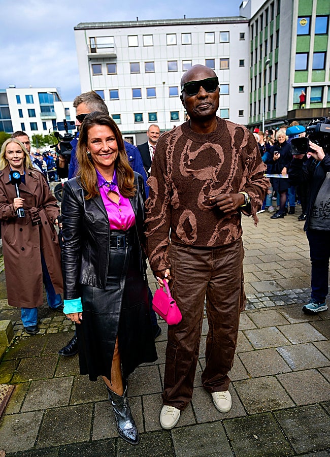 Imagen - Marta Luisa de Noruega , con look de cuero y camisa fucisa, con su ya marido Durek Verret. GTRES.